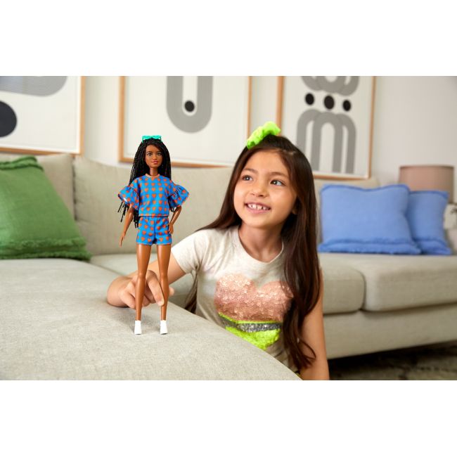 PAPUSA BARBIE FASHIONISTA SATENA CU CODITE IMPLETITE SI TINUTA CASUAL ALBASTRA VIVMTFBR37_GRB63