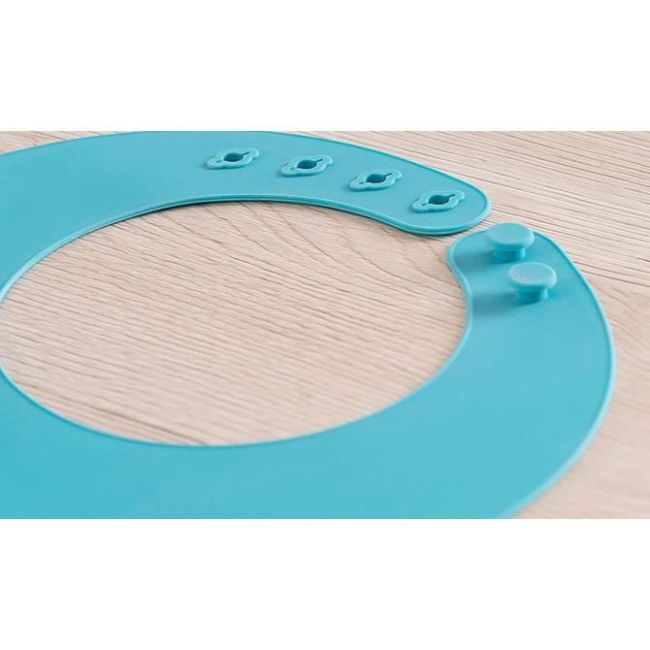 Bavetica din silicon moale cu buzunar colector pentru bebelusi, antibacteriana, reglabila, albastra, Reer Eat`n Tidy 25033