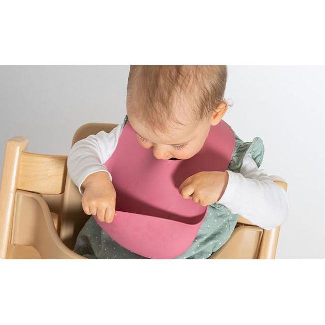 Bavetica din silicon moale cu buzunar colector pentru bebelusi, antibacteriana, reglabila, roz, Reer Eat`n Tidy 25044
