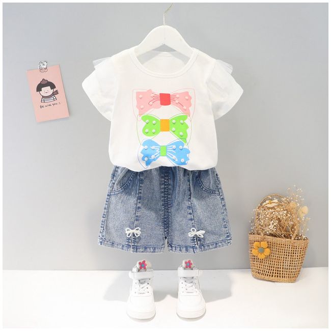 Costumas cu bluzita alba si pantalonasi din blugi - fundite (marime disponibila: 6-9 luni (marimea 19 incaltaminte)) mbxq1926-1-dg.6-9 luni (marimea 19 incaltaminte)
