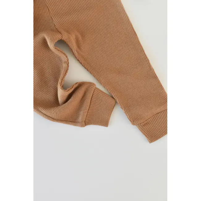 Set 3 piese: body cu maneca lunga, panataloni lungi si caciulita din bumbac organic si modal - Maro (Marime: 3-6 Luni) JEMBC-CSYM22506-3