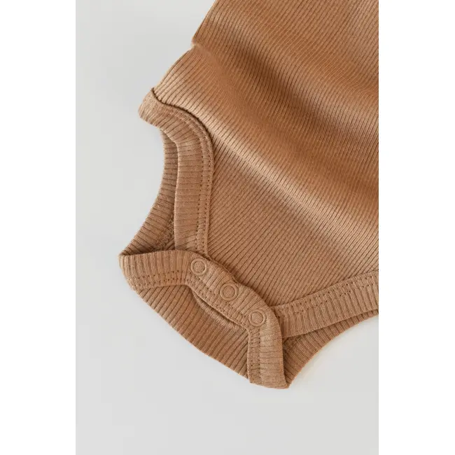 Set 3 piese: body cu maneca lunga, panataloni lungi si caciulita din bumbac organic si modal - Maro (Marime: 3-6 Luni) JEMBC-CSYM22506-3