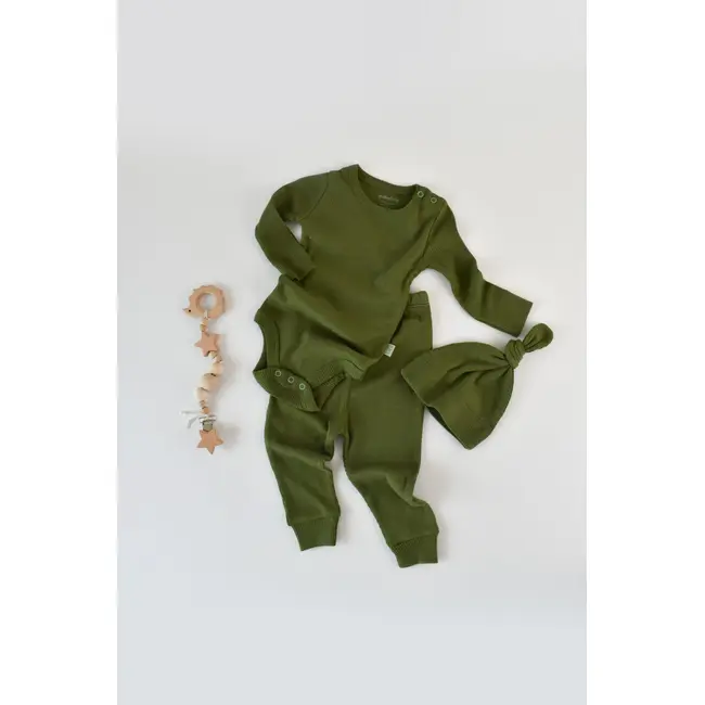 Set 3 piese: body cu maneca lunga, panataloni lungi si caciulita din bumbac organic si modal - Verde, Baby Cosy (Marime: 3-6 Luni) JEMBC-CSYM22512-3