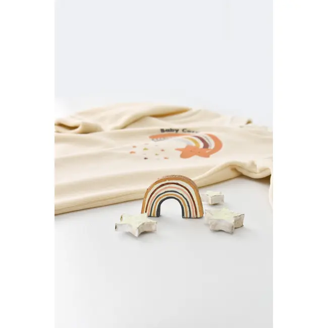Salopeta Curcubeu cu maneca lunga si botosei din 80%bumbac organic si 20% poliester - Crem, Baby Cosy (Marime: 6-9 luni) JEMBC-CSYK6001-6