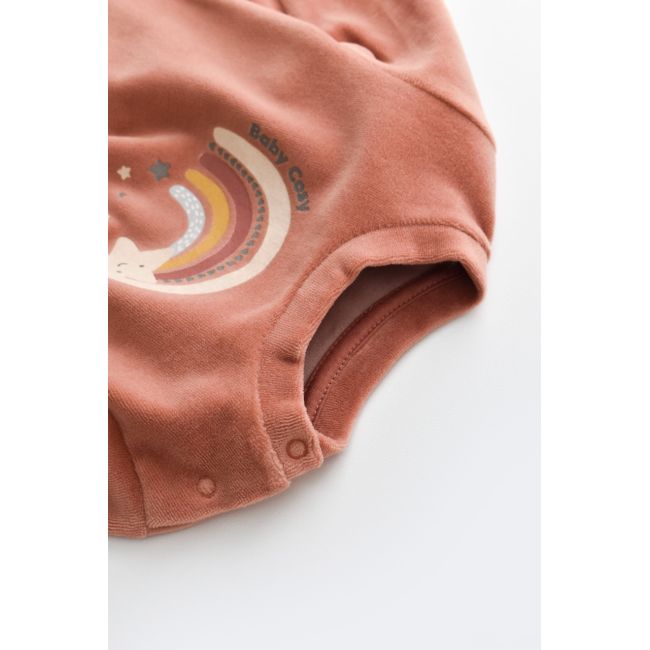 Set Curcubeu cu bluzita cu maneca lunga si panataloni lungi din 80%bumbac organic si 20% poliester - Caramiziu, Baby Cosy (Marime: 9-12 luni) JEMBC-CSYK6009-9