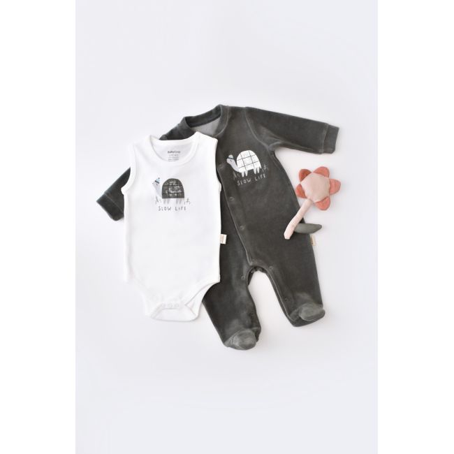 Set Broscuta cu salopeta si body din 80%bumbac organic si 20% poliester - Antracit, Baby Cosy (Marime: 6-9 luni) JEMBC-CSYK6020-6
