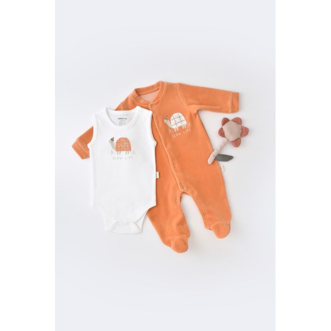 Set Broscuta cu salopeta si body din 80%bumbac organic si 20% poliester - Portocaliu, Baby Cosy (Marime: 3-6 Luni) JEMBC-CSYK6021-3