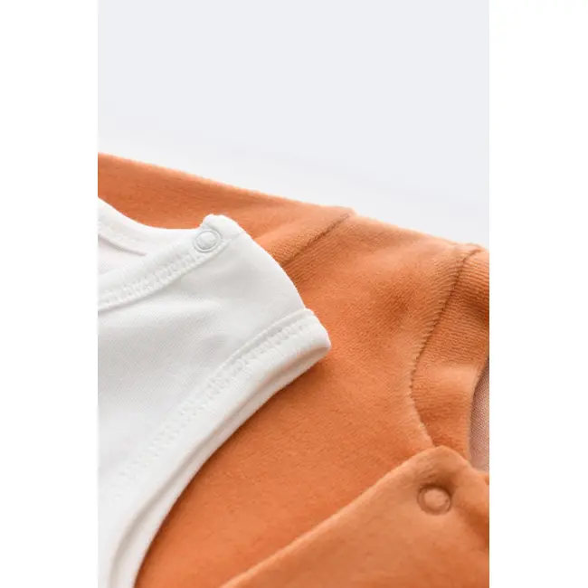 Set Broscuta cu salopeta si body din 80%bumbac organic si 20% poliester - Portocaliu, Baby Cosy (Marime: 3-6 Luni) JEMBC-CSYK6021-3