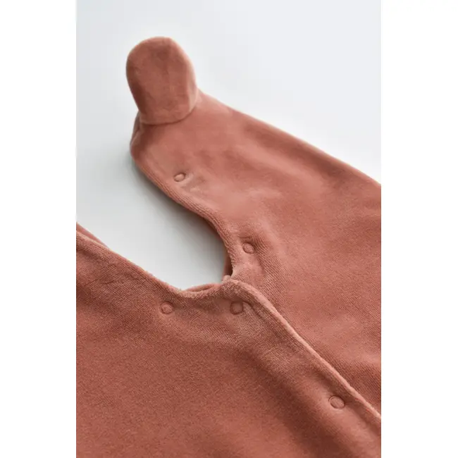 Set Broscuta cu salopeta si body din 80%bumbac organic si 20% poliester - Caramiziu, Baby Cosy (Marime: 3-6 Luni) JEMBC-CSYK6022-3