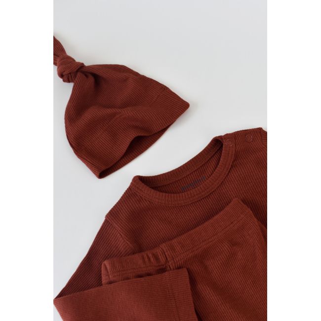 Set 3 piese: bluzita cu maneca lunga, panataloni lungi si caciulita din bumbac organic si modal - Caramiziu (Marime: 18-24 Luni) JEMBC-CSYM21501-18
