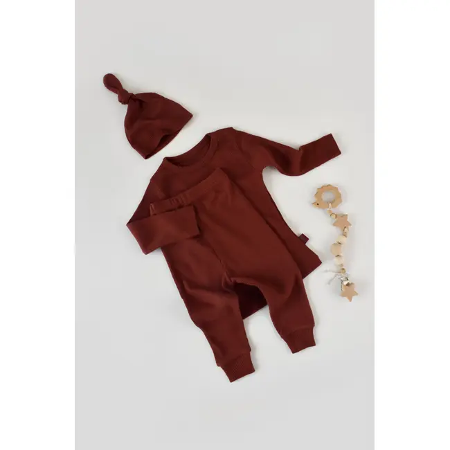Set 3 piese: bluzita cu maneca lunga, panataloni lungi si caciulita din bumbac organic si modal - Caramiziu (Marime: 3-6 Luni) JEMBC-CSYM21501-3