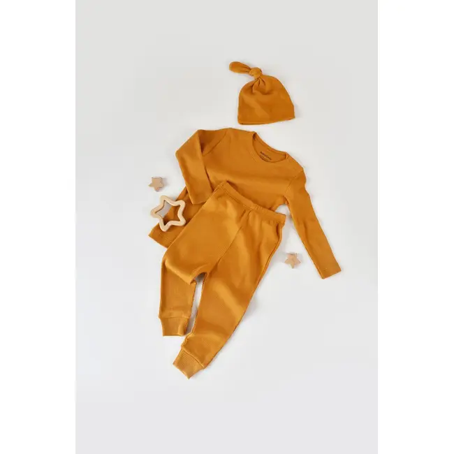 Set 3 piese: bluzita cu maneca lunga, panataloni lungi si caciulita din bumbac organic si modal - Mustar (Marime: 6-9 luni) JEMBC-CSYM21500-6