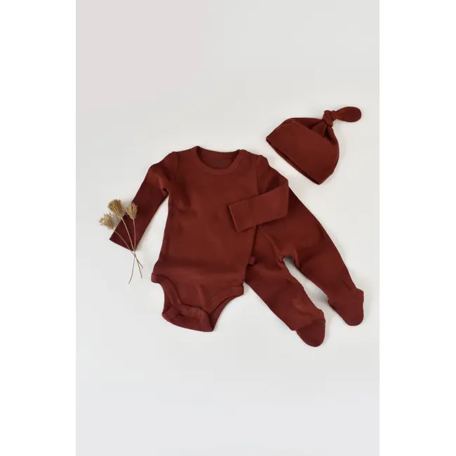 Set 3 piese: body cu maneca lunga, panataloni lungi cu botosei si caciulita din bumbac organic si modal - Caramiziu, Baby Cosy (Marime: 3-6 Luni) JEMBC-CSYM23501-3