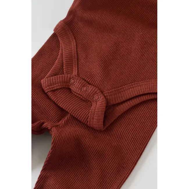 Set 3 piese: body cu maneca lunga, panataloni lungi cu botosei si caciulita din bumbac organic si modal - Caramiziu, Baby Cosy (Marime: 3-6 Luni) JEMBC-CSYM23501-3