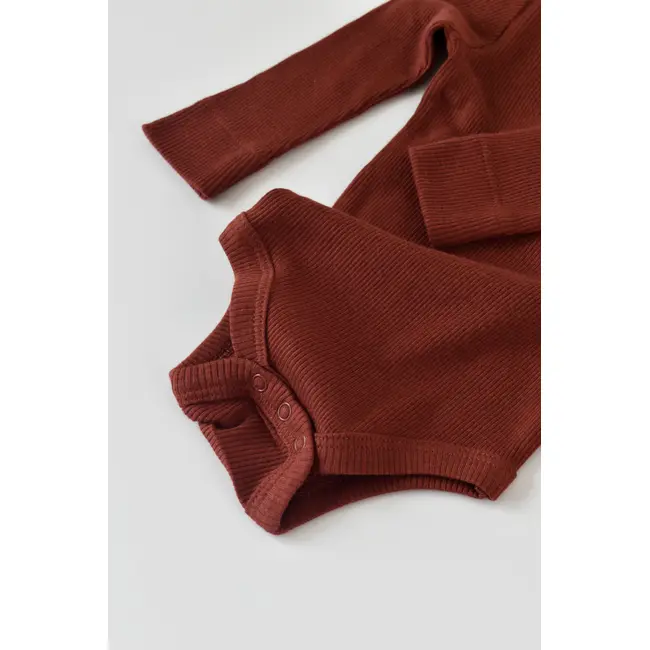 Set 3 piese: body cu maneca lunga, panataloni lungi cu botosei si caciulita din bumbac organic si modal - Caramiziu, Baby Cosy (Marime: 3-6 Luni) JEMBC-CSYM23501-3