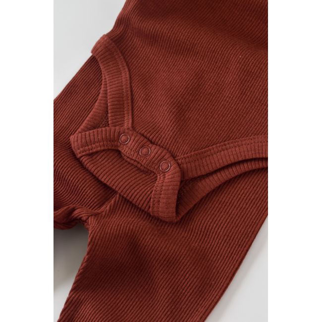 Set 3 piese: body cu maneca lunga, panataloni lungi cu botosei si caciulita din bumbac organic si modal - Caramiziu, Baby Cosy (Marime: 6-9 luni) JEMBC-CSYM23501-6