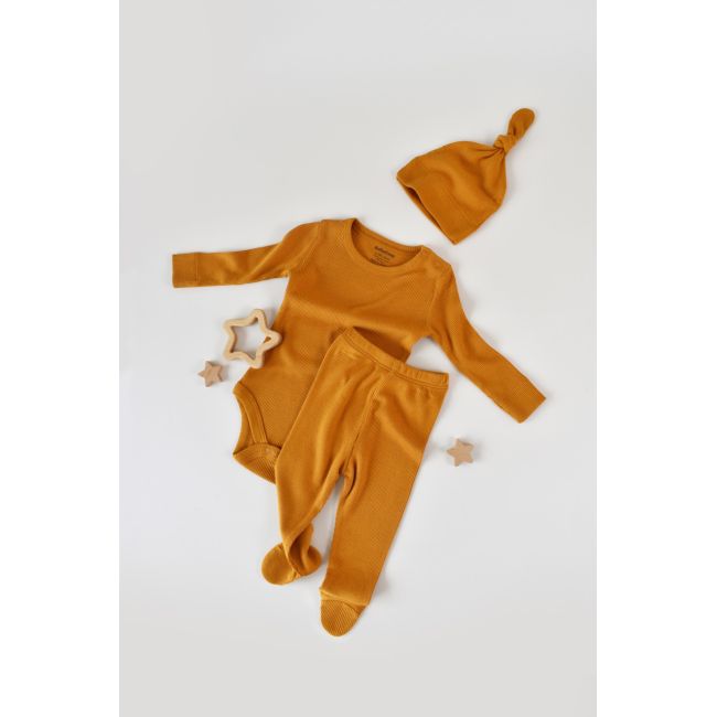 Set 3 piese: body cu maneca lunga, panataloni lungi cu botosei si caciulita din bumbac organic si modal - Mustar, Baby Cosy (Marime: 0-3 Luni) JEMBC-CSYM23500-0