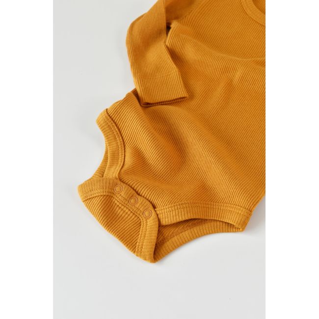 Set 3 piese: body cu maneca lunga, panataloni lungi cu botosei si caciulita din bumbac organic si modal - Mustar, Baby Cosy (Marime: 0-3 Luni) JEMBC-CSYM23500-0