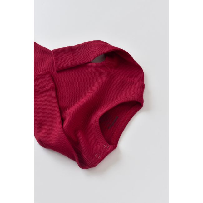 Set 3 piese: body cu maneca lunga, panataloni lungi cu botosei si caciulita din bumbac organic si modal - Rosu, Baby Cosy (Marime: 6-9 luni) JEMBC-CSYM23502-6