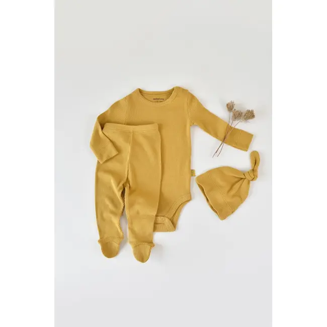 Set 3 piese: body cu maneca lunga, panataloni lungi cu botosei si caciulita din bumbac organic si modal - Sofran, Baby Cosy (Marime: 3-6 Luni) JEMBC-CSYM23505-3