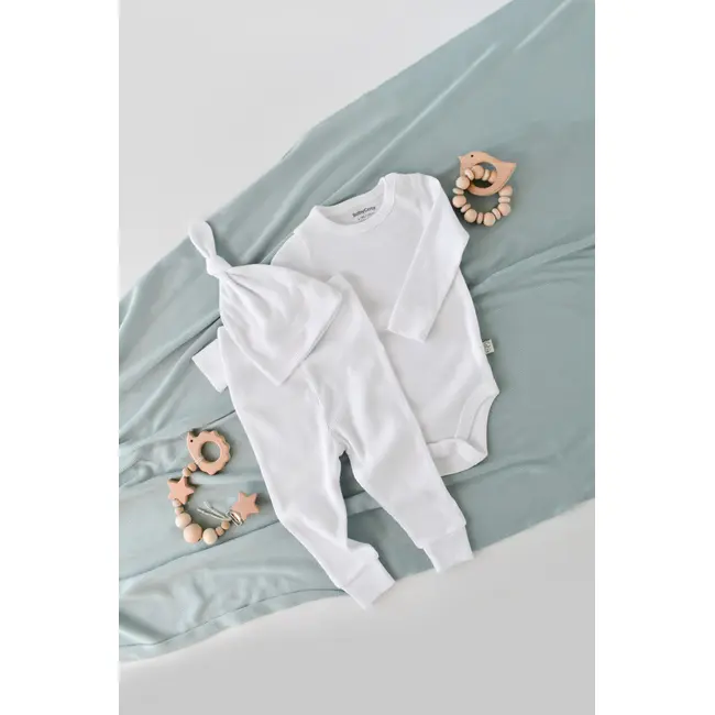 Set 3 piese: body cu maneca lunga, panataloni lungi si caciulita din bumbac organic si modal - Alb, Baby Cosy (Marime: 18-24 Luni) JEMBC-CSYM22511-18
