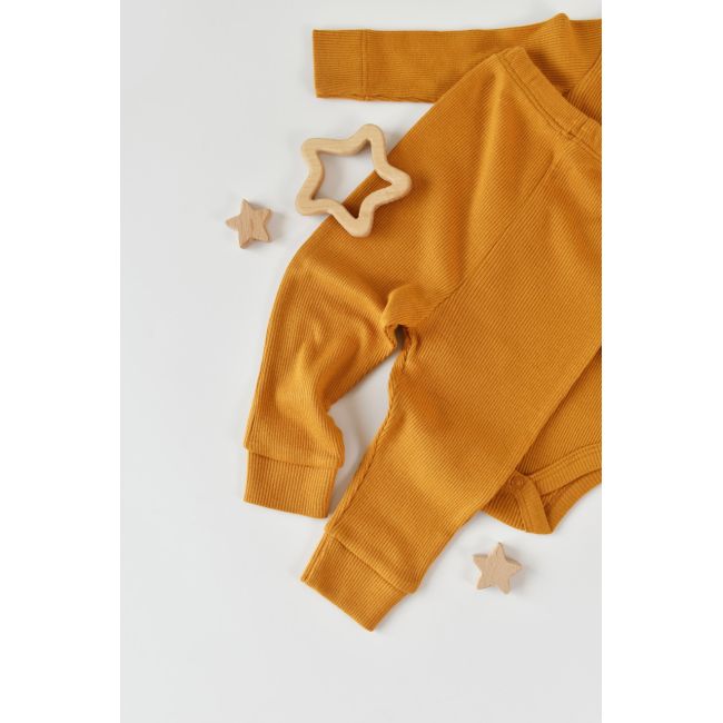 Set 3 piese: body cu maneca lunga, panataloni lungi si caciulita din bumbac organic si modal - Mustar, Baby Cosy (Marime: 18-24 Luni) JEMBC-CSYM22500-18