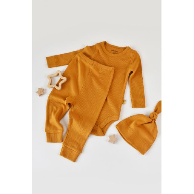Set 3 piese: body cu maneca lunga, panataloni lungi si caciulita din bumbac organic si modal - Mustar, Baby Cosy (Marime: 18-24 Luni) JEMBC-CSYM22500-18