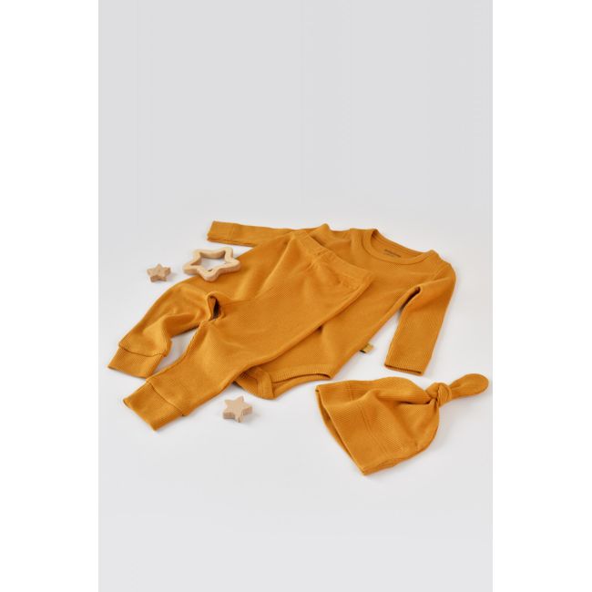 Set 3 piese: body cu maneca lunga, panataloni lungi si caciulita din bumbac organic si modal - Mustar, Baby Cosy (Marime: 18-24 Luni) JEMBC-CSYM22500-18