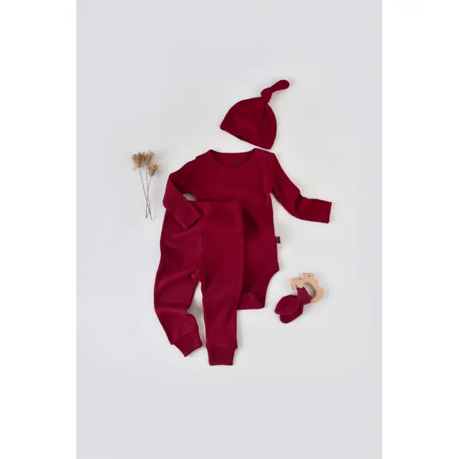 Set 3 piese: body cu maneca lunga, panataloni lungi si caciulita din bumbac organic si modal - Rosu, Baby Cosy (Marime: 9-12 luni) JEMBC-CSYM22502-9