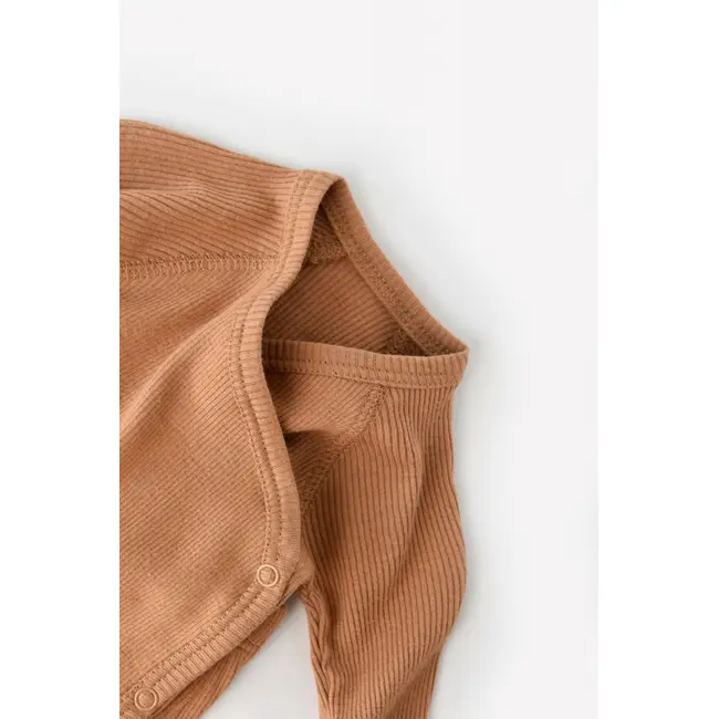 Set 4 piese: bluza, pantaloni, caciulita si manusi din bumbac organic si modal - Maro, Baby Cosy (Marime: 6-9 luni) JEMBC-CSYM24506-6