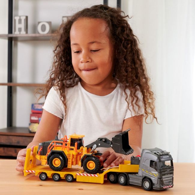 Camion majorette volvo cu remorca si buldozer hubs213726000