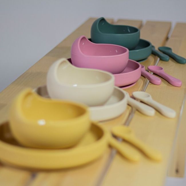 Petite&Mars - Set de hranire, Cu farfurie, Bol si tacamuri, Din silicon fara BFA, Verde inchis BYNPachetMasaVerde_1