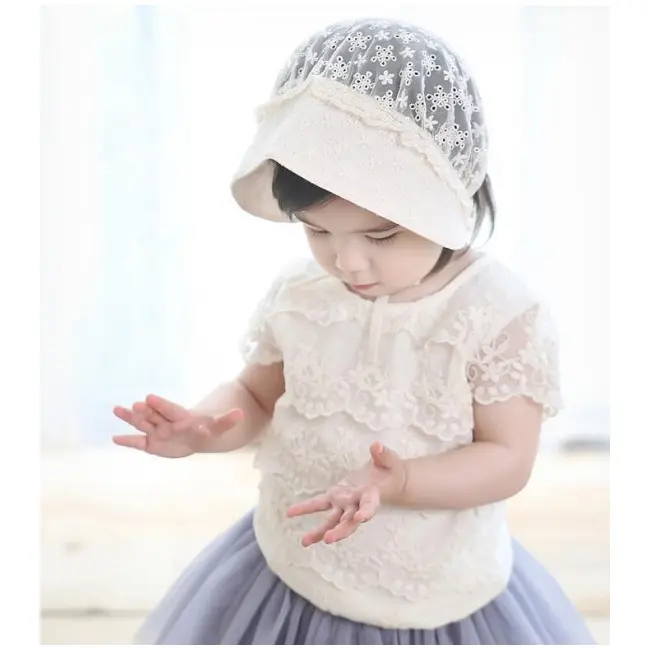 Boneta ivoire cu floricele brodate MD1142