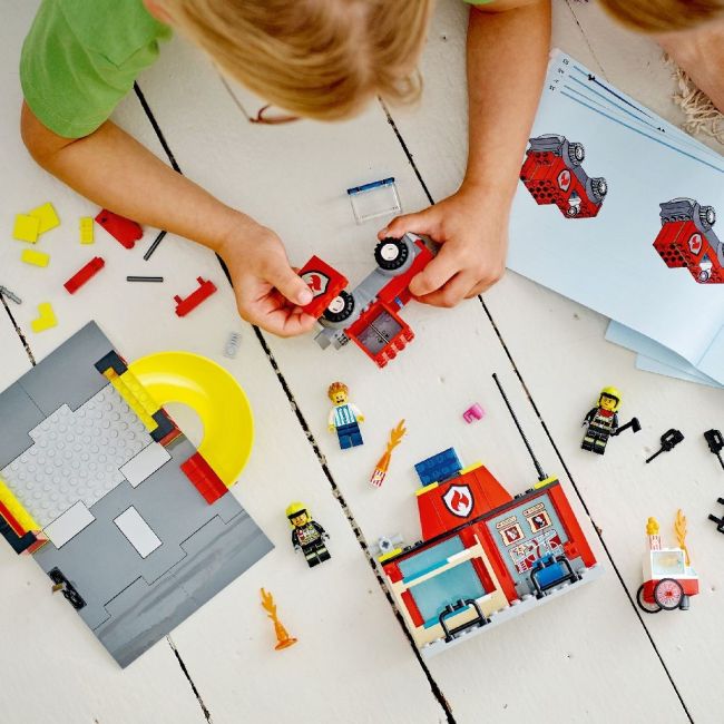 LEGO CITY STATIA SI MASINA DE POMPIERI 60375 VIVLEGO60375