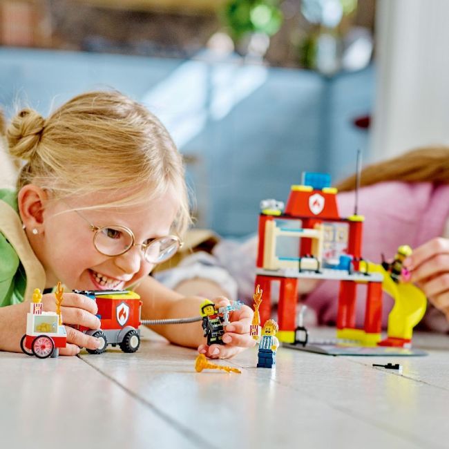 LEGO CITY STATIA SI MASINA DE POMPIERI 60375 VIVLEGO60375