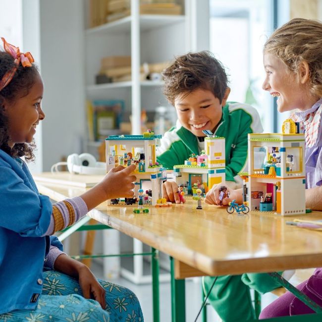 LEGO FRIENDS SCOALA INTERNATIONALA DIN HEARTLAKE 41731 VIVLEGO41731