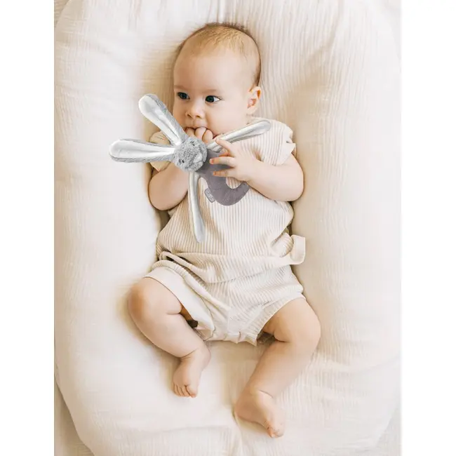 Jucarie zornaitoare bebelusi BabyJem, Iepuras din plus, 3 luni+ (Culoare: Maro) JEMbj_8421