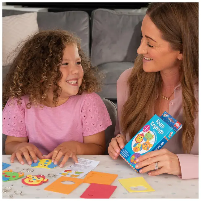 Creeaza brelocuri din spuma