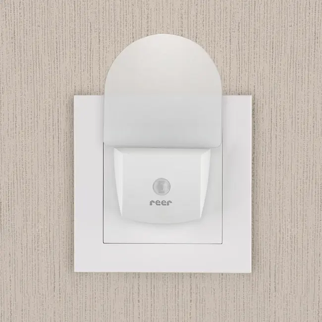 Lampa de veghe pentru priza, cu senzor de noapte sau zi, 0+ luni, Reer NightGuide 52380
