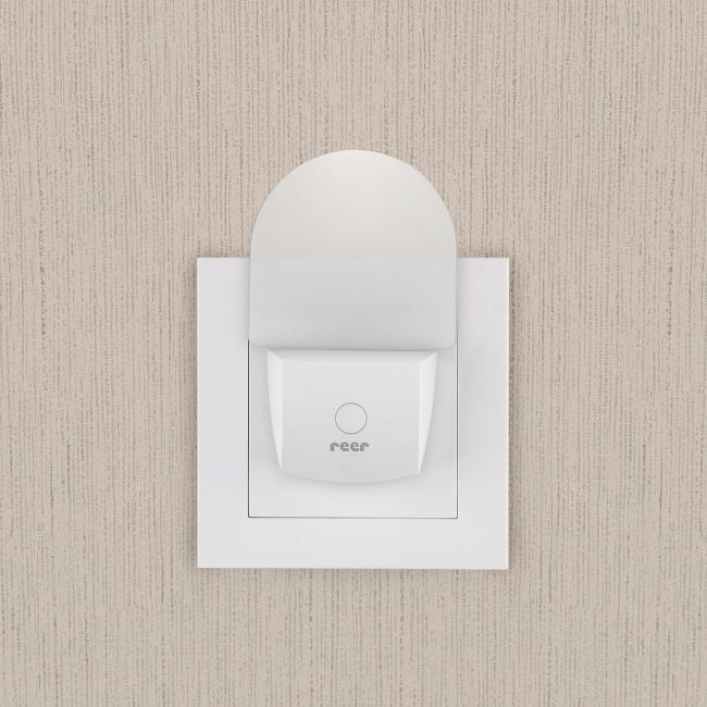 Lampa de veghe pentru priza, cu comutator, 0+ luni, Reer NightGuide 52390