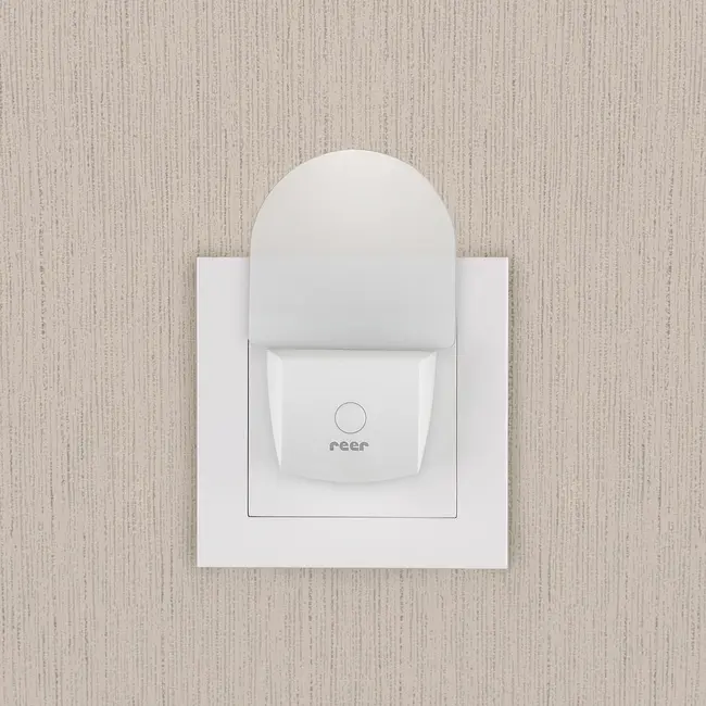 Lampa de veghe pentru priza, cu comutator, 0+ luni, Reer NightGuide 52390