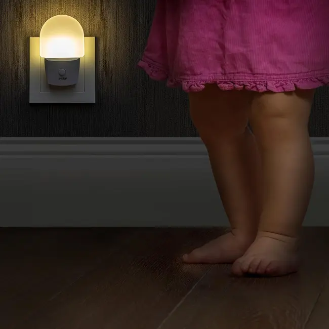 Lampa de veghe pentru priza, cu comutator, 0+ luni, Reer NightGuide 52390