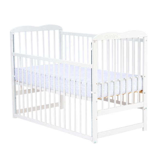 Qmini - Patut din lemn Agata 120x60 cm, Cu laterala culisanta, Din lemn de pin, Stabil si rezistent, Inaltime saltea reglabila pe 3 nivele, Laterala cu 3 bete detasabile, EN716-1, EN716-2, Alb + Saltea 10 cm BYNQMAGA10CM03AL