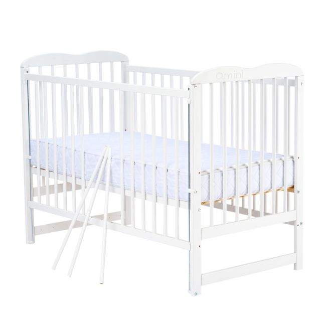Qmini - Patut din lemn Agata 120x60 cm, Cu laterala culisanta, Din lemn de pin, Stabil si rezistent, Inaltime saltea reglabila pe 3 nivele, Laterala cu 3 bete detasabile, EN716-1, EN716-2, Alb + Saltea 10 cm BYNQMAGA10CM03AL