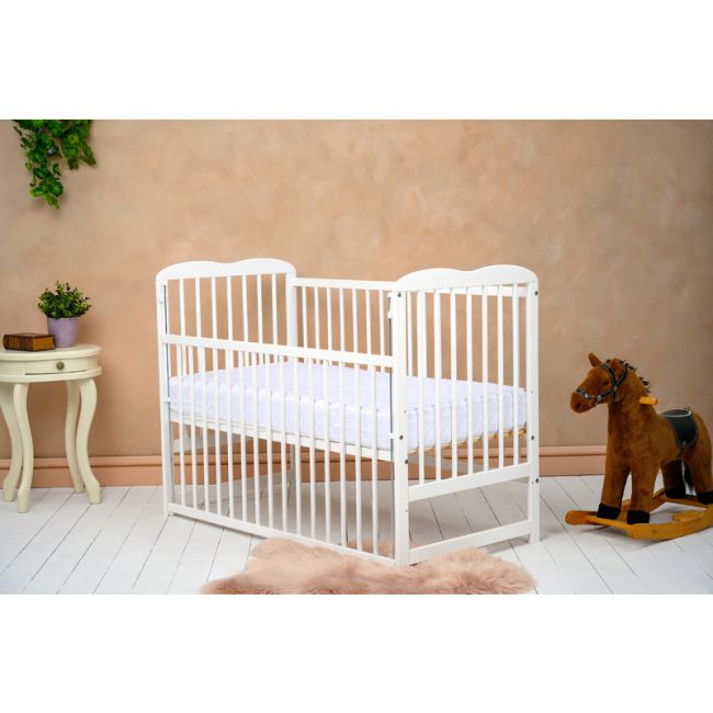 Qmini - Patut din lemn Agata 120x60 cm, Cu laterala culisanta, Din lemn de pin, Stabil si rezistent, Inaltime saltea reglabila pe 3 nivele, Laterala cu 3 bete detasabile, EN716-1, EN716-2, Alb + Saltea 12 cm BYNQMAGA12CM03AL