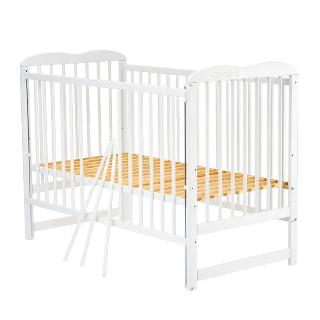 Qmini - Patut din lemn Agata120x60 cm, Cu laterala culisanta, Din lemn de pin, Stabil si rezistent, Inaltime saltea reglabila pe 3 nivele, Laterala cu 3 bete detasabile, EN716-1, EN716-2, Alb BYNQMAGA03AL