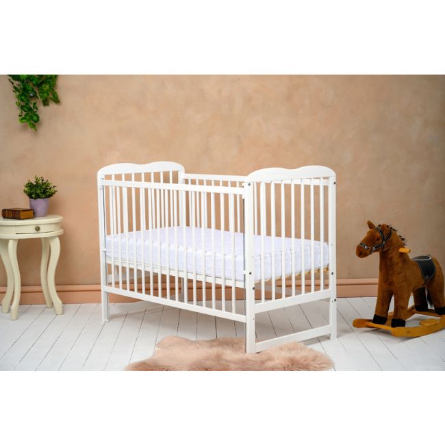 Qmini - Patut din lemn Agata120x60 cm, Cu laterala culisanta, Din lemn de pin, Stabil si rezistent, Inaltime saltea reglabila pe 3 nivele, Laterala cu 3 bete detasabile, EN716-1, EN716-2, Alb BYNQMAGA03AL