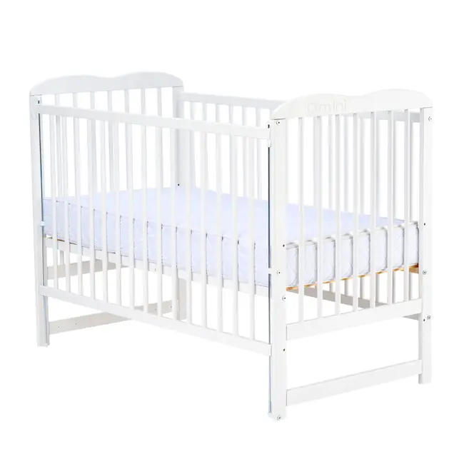 Qmini - Patut din lemn Agata120x60 cm, Cu laterala culisanta, Din lemn de pin, Stabil si rezistent, Inaltime saltea reglabila pe 3 nivele, Laterala cu 3 bete detasabile, EN716-1, EN716-2, Alb BYNQMAGA03AL