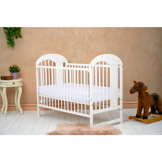 Qmini - Patut din lemn Julia II Elefantel 120x60 cm, Cu laterala culisanta, Din lemn de pin, Stabil si rezistent, Inaltime saltea reglabila pe 3 nivele, Laterala cu 3 bete detasabile, EN716-1, EN716-2, Alb + Saltea 10 cm BYNQMJUL10CM03AL