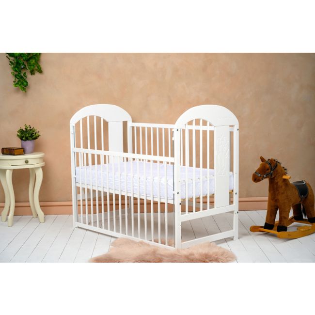 Qmini - Patut din lemn Julia II Elefantel 120x60 cm, Cu laterala culisanta, Din lemn de pin, Stabil si rezistent, Inaltime saltea reglabila pe 3 nivele, Laterala cu 3 bete detasabile, EN716-1, EN716-2, Alb + Saltea 8 cm BYNQMJUL8CM03AL
